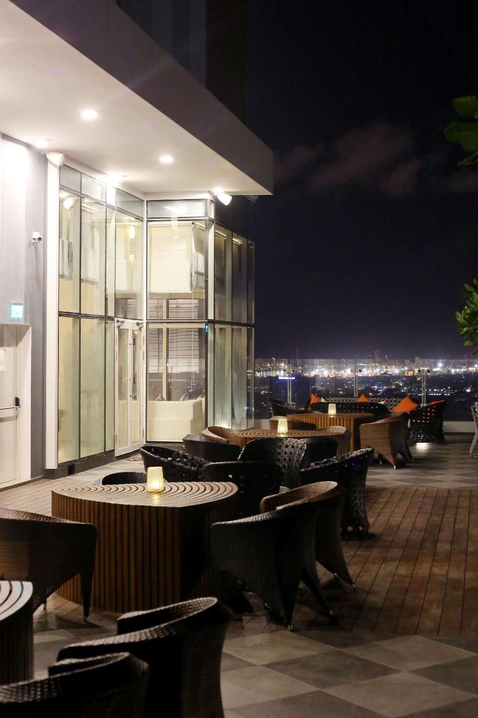Een foto van het terras bij Cinnamon Red Colombo