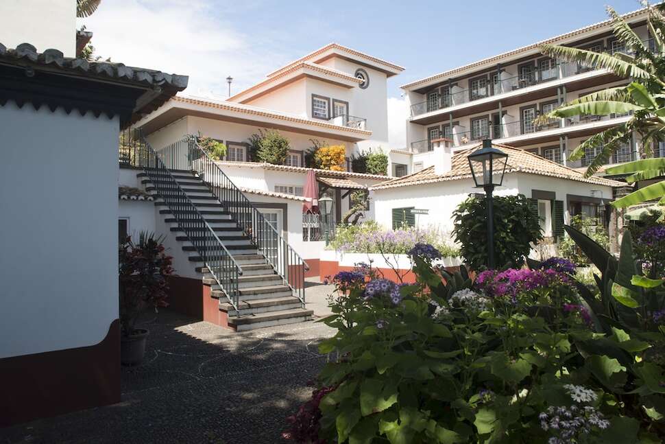 Een foto van de buitenkant van Quinta Da Penha de Franca & Penha de Franca Mar