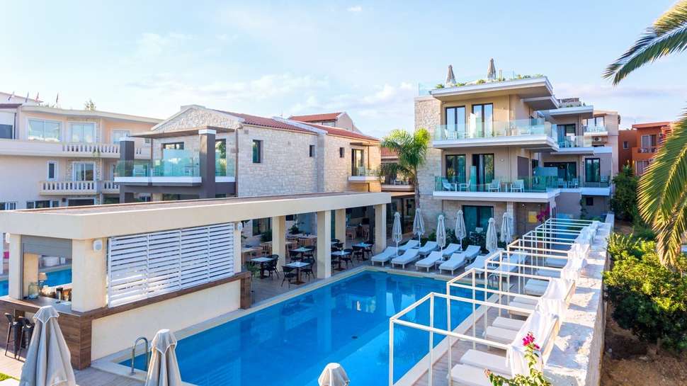 Ein Foto vom Pool im Airis Boutique & Suites