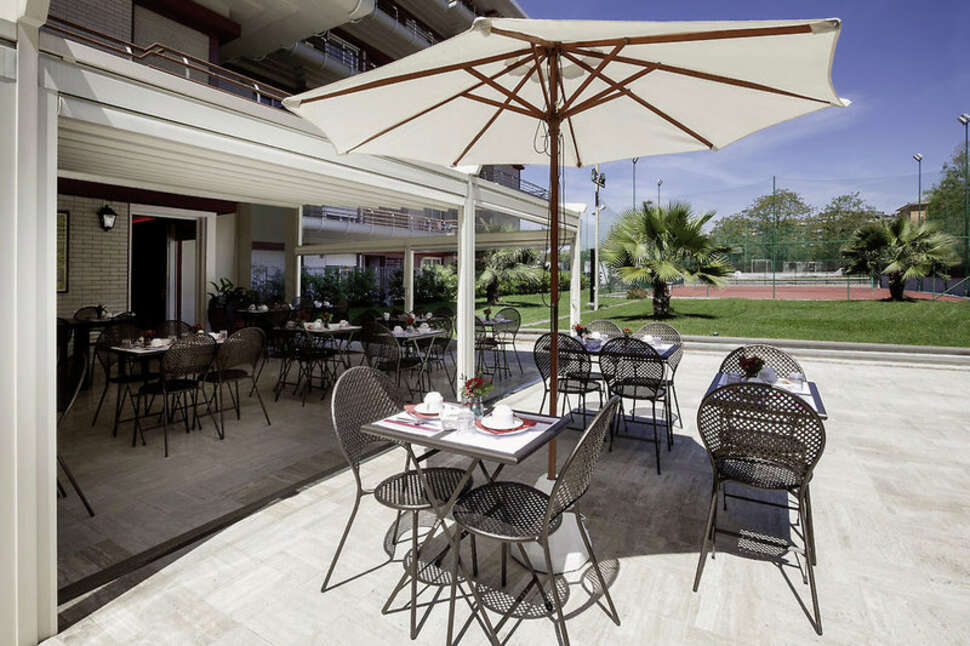 Een foto van het terras bij Aparthotel Adagio Rome Vatican