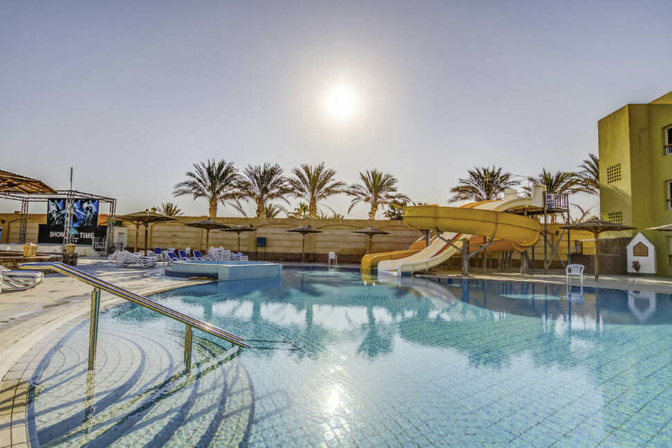 Ein Foto vom Pool im Palm Beach Resort