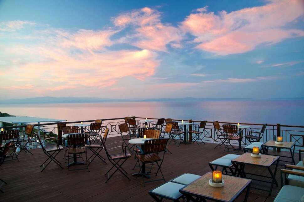 Ein Foto von der Terrasse im Blue Bay Hotel Afytos
