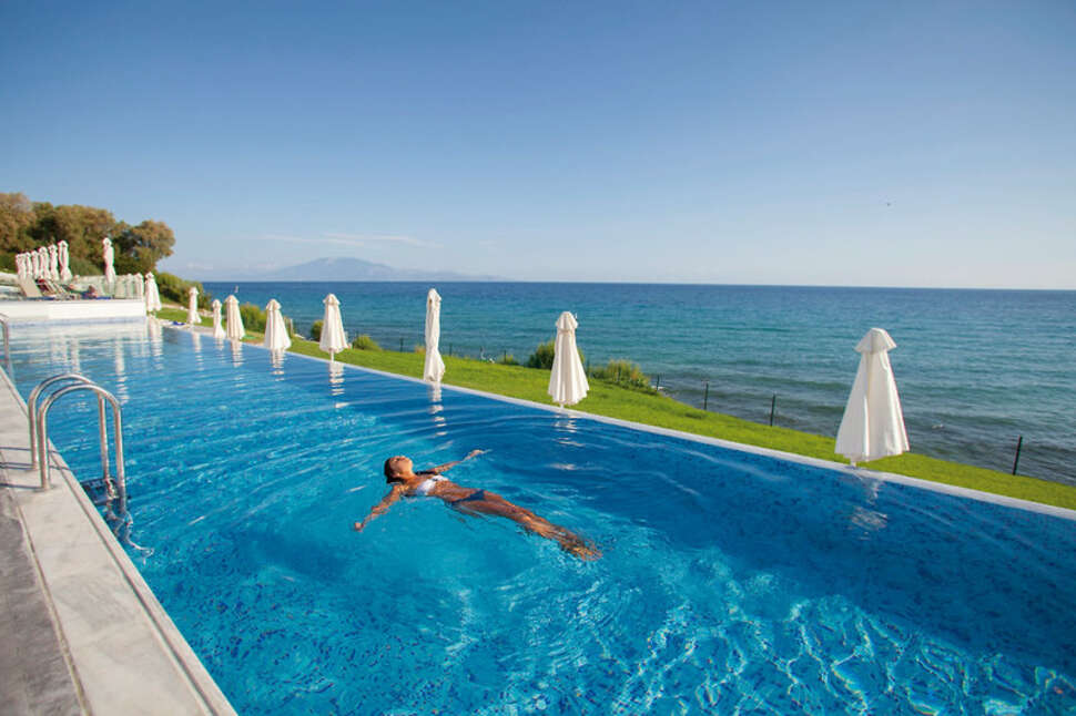 Een foto van het zwembad bij AluaSoul Zakynthos