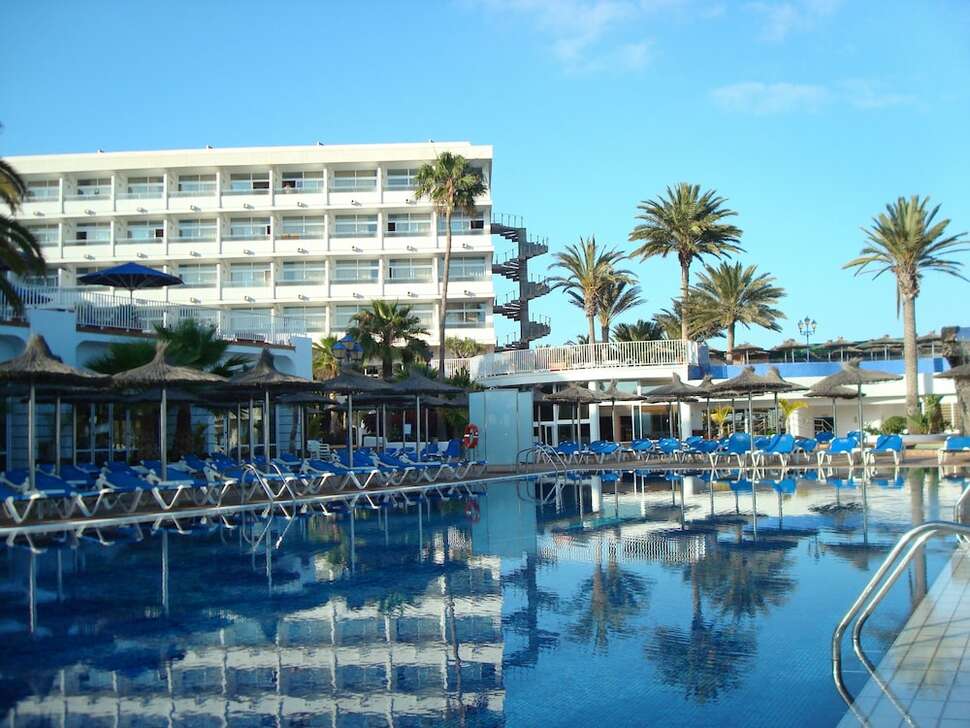 Een foto van het zwembad bij VIK Hotel San Antonio