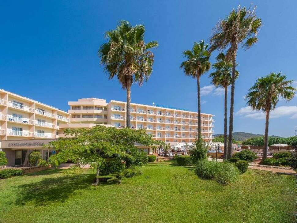 Een foto van de buitenkant van Invisa Hotel Es Pla