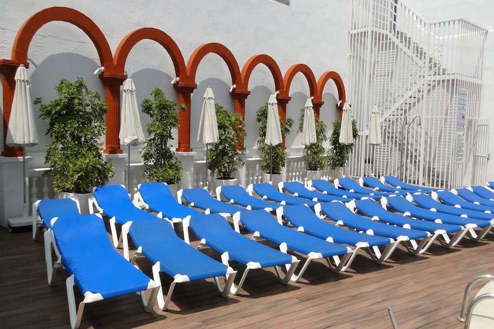 Een foto van het terras bij Hotel Miami