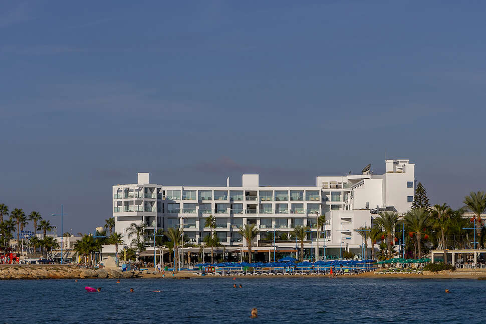 Een foto van de buitenkant van Limanaki Beach Hotel