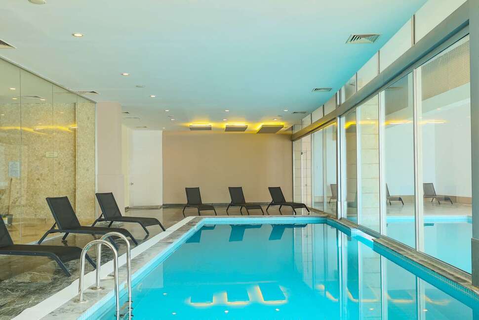 Een foto van het zwembad bij Crystal Centro Pearl Collection