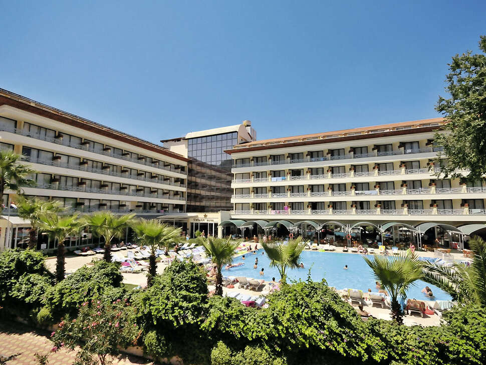 Een foto van het zwembad bij L'Etoile Hotel