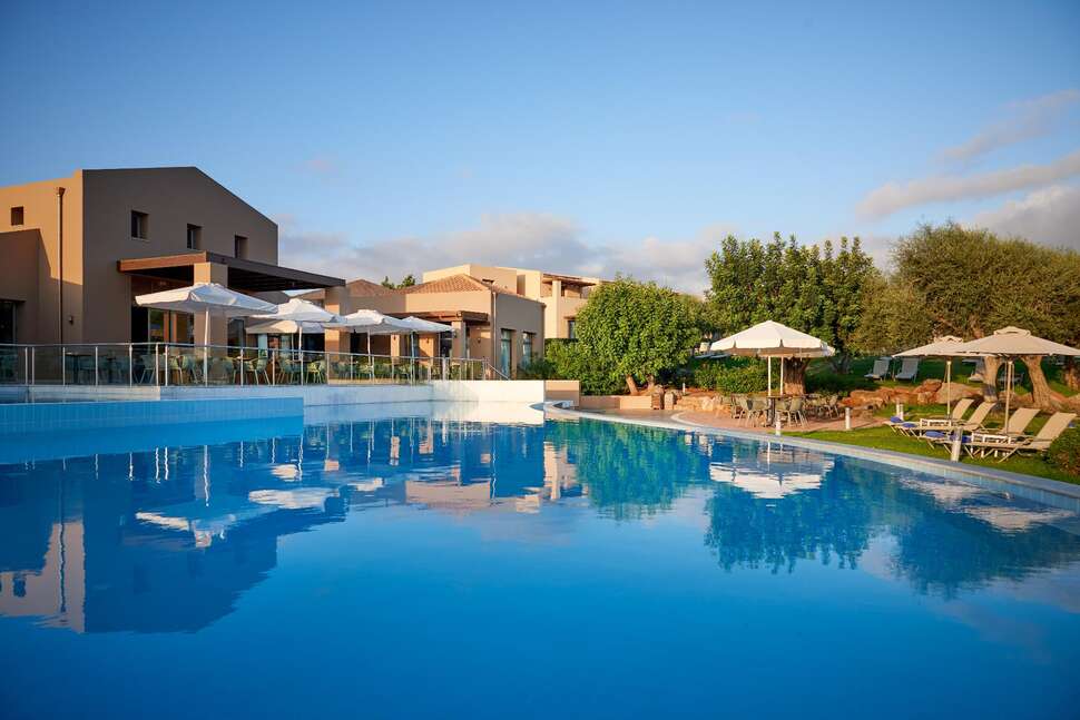 Een foto van het zwembad bij Village Heights Resort