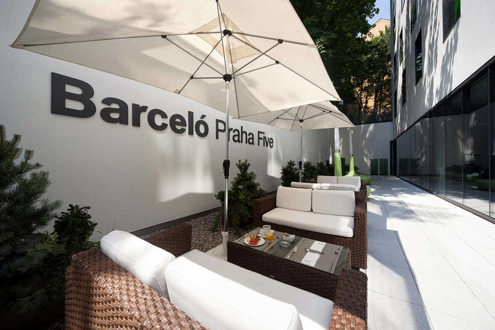 Ein Foto von der Terrasse im Occidental Praha Five
