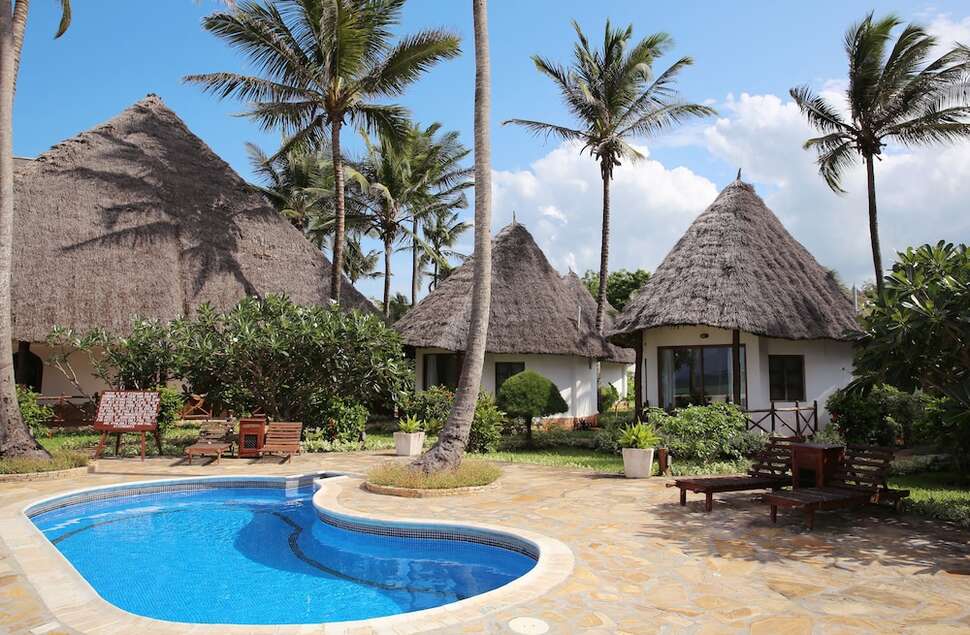 Een foto van het zwembad bij Sultan Sands Islands Resort