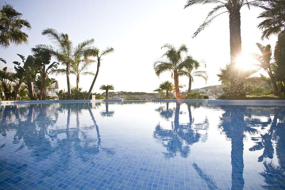 Een foto van het zwembad bij Eurostars Sitges