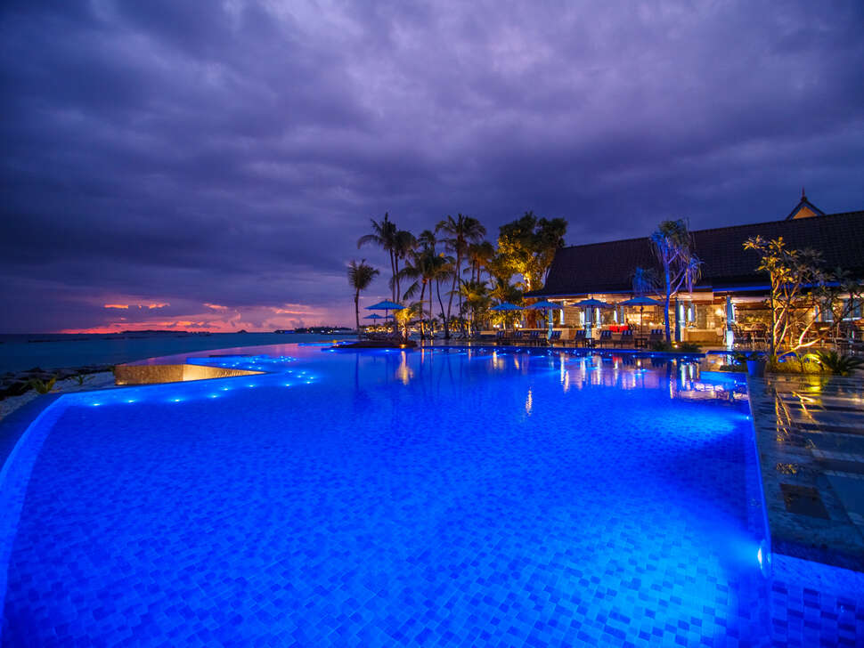 Een foto van het zwembad bij Saii Lagoon Maldives Curio Collection by Hilton