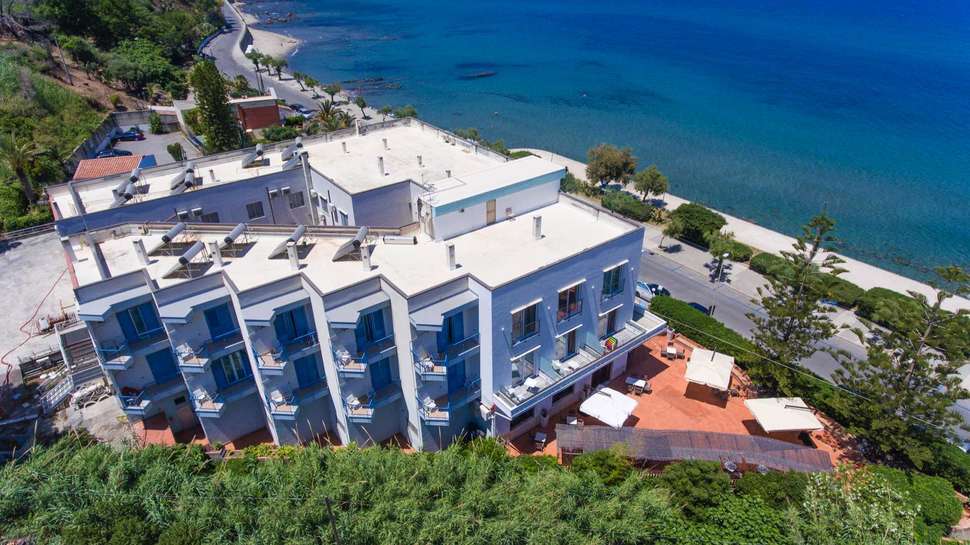 Ein Foto von der Außenansicht des Hotel Tourist Cefalu