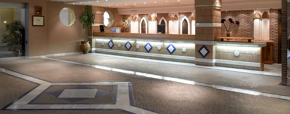 Een foto van het interieur van Hotel Macia Alfaros