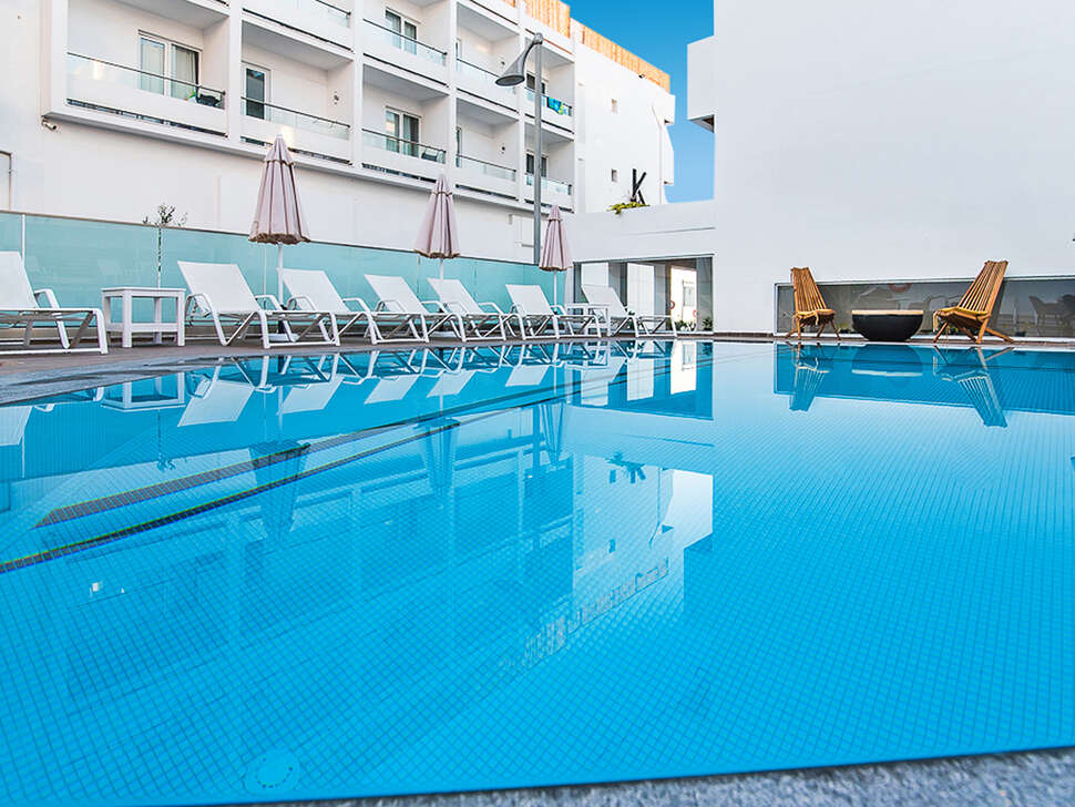 Ein Foto vom Pool im Kahlua Hotel & Suites