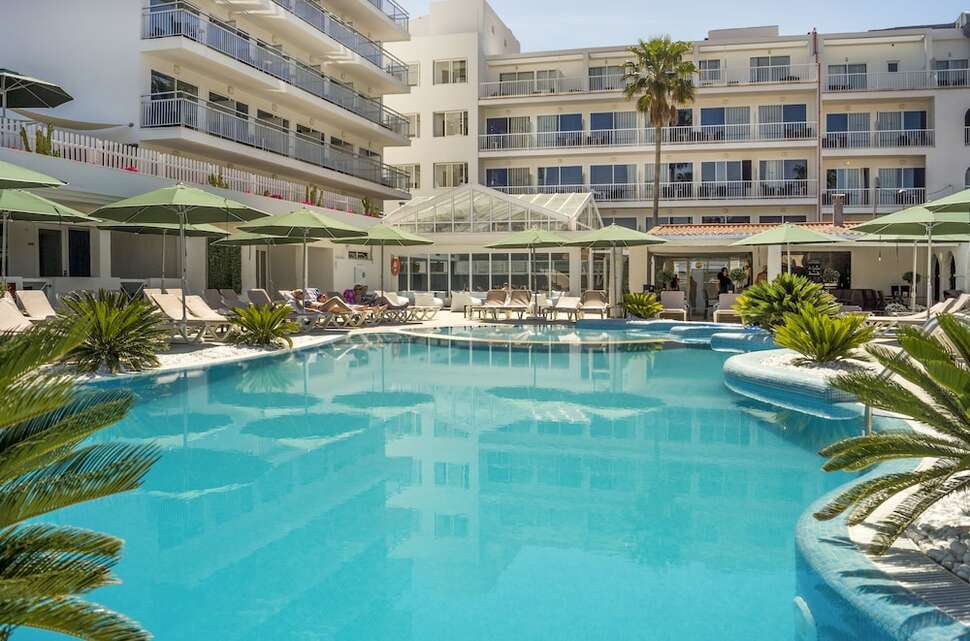 Ein Foto vom Pool im Catalonia del Mar