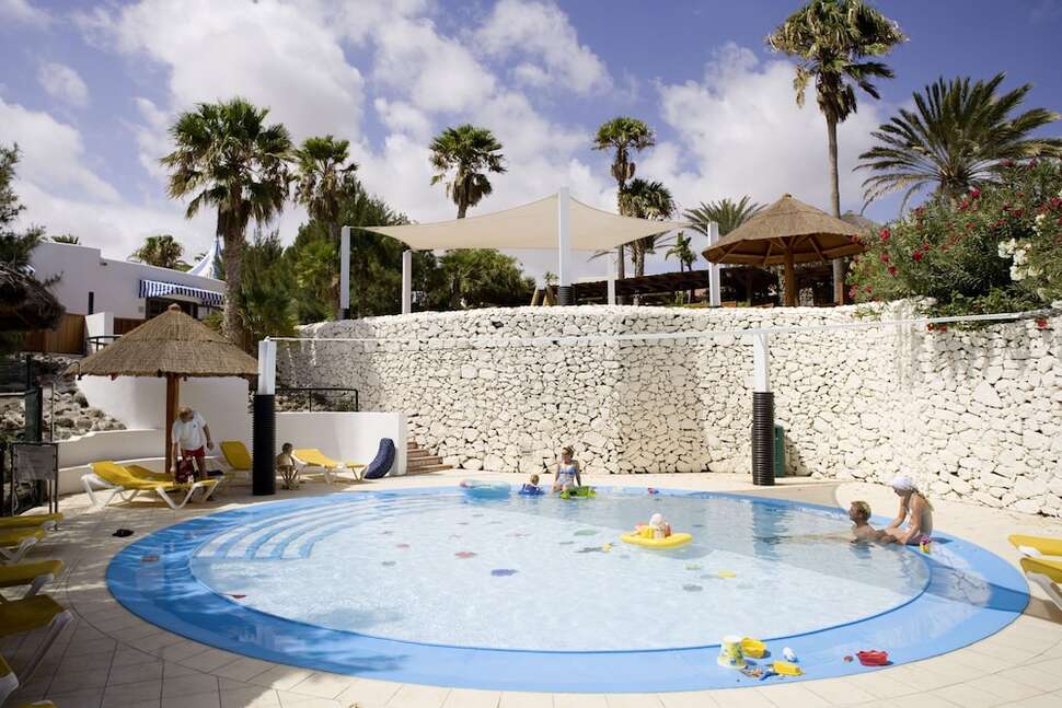 Een foto van het zwembad bij Robinson Club Esquinzo Playa