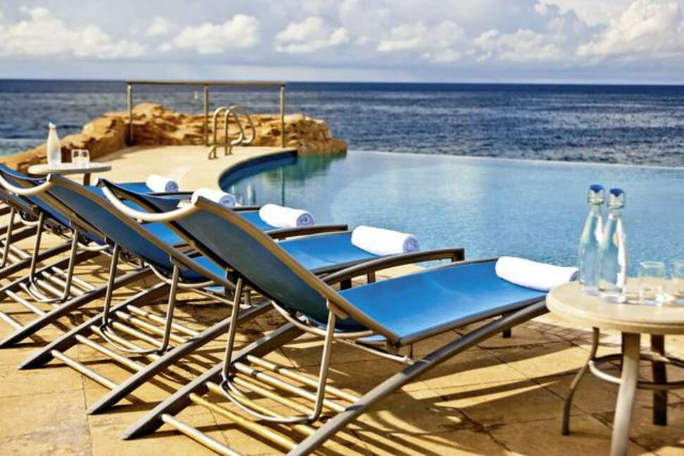 Een foto van het zwembad bij Renaissance Wind Creek Curacao Resort