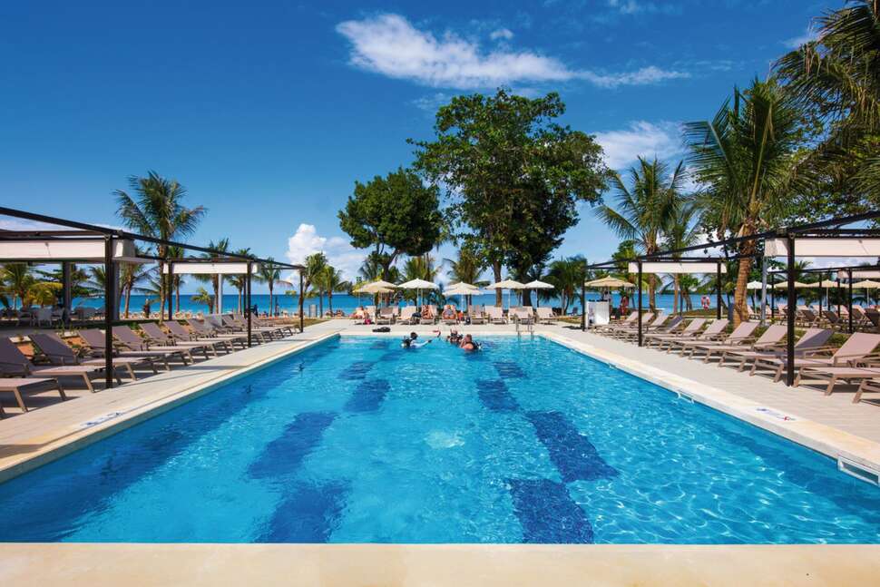 Een foto van het zwembad bij Riu Palace Tropical Bay