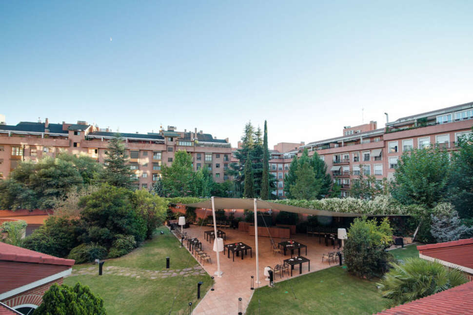 Ein Foto von der Terrasse im Rafaelhoteles Atocha