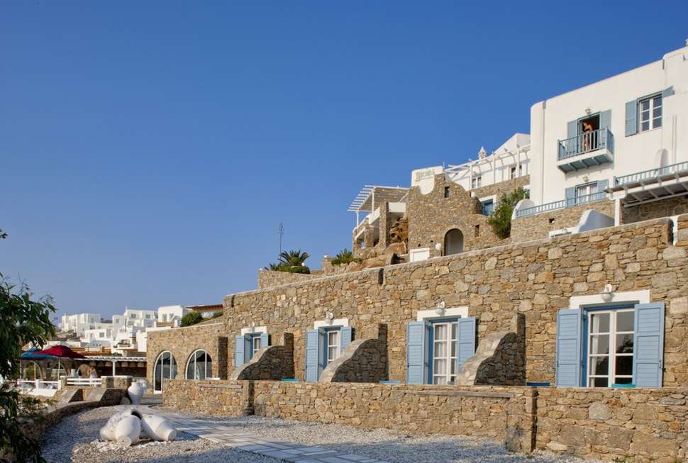 Een foto van de buitenkant van Kouros Hotel & Suites