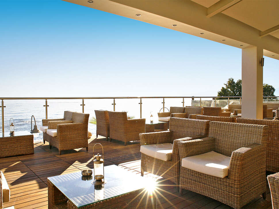 Een foto van het terras bij Glaros Beach Hotel