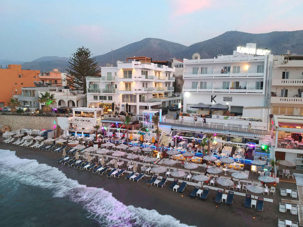 Ein Foto von der Außenansicht des Kahlua Hotel & Suites