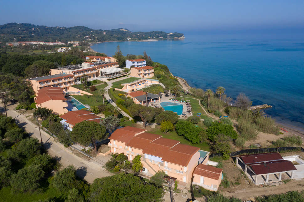 Ein Foto von der Außenansicht des Hotel Ibiscus Corfu
