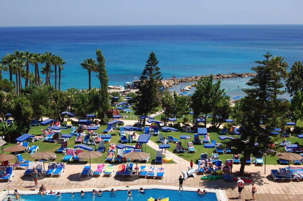 Een foto van het zwembad bij Cavo Maris Beach Hotel