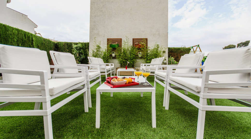 Een foto van het terras bij Appartementen Els Llorers