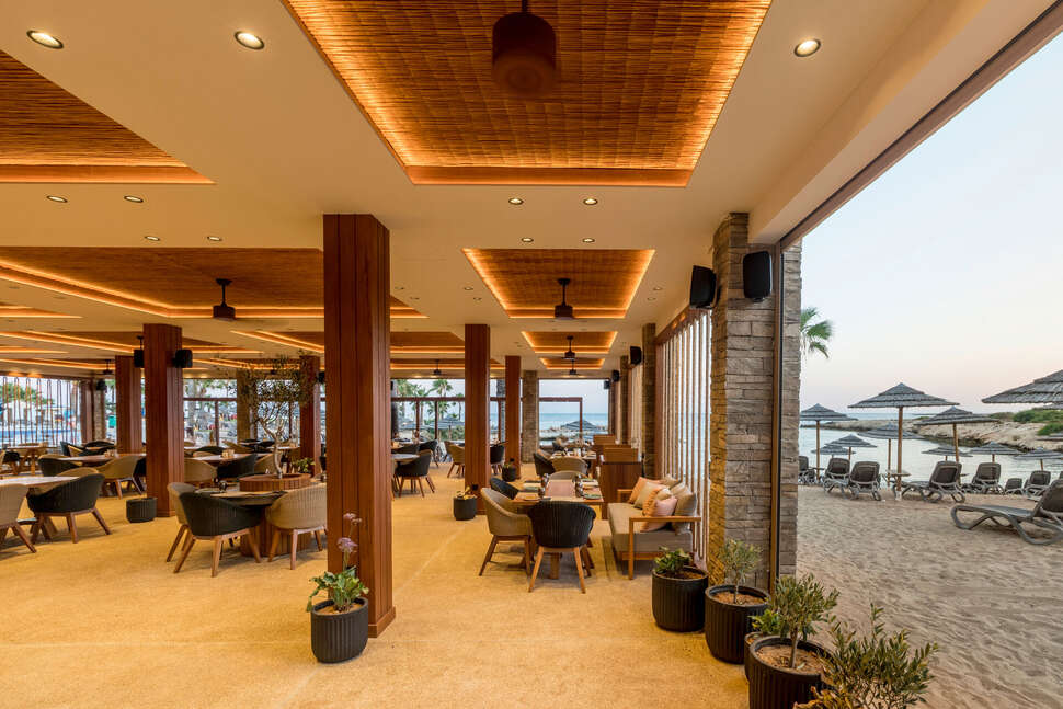 Een foto van het terras bij Adams Beach Hotel