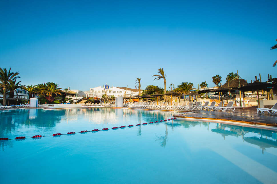 Een foto van het zwembad bij HL Aparthotel Paradise Island