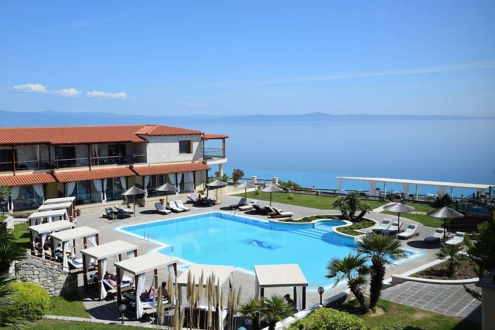 Ein Foto vom Pool im Blue Bay Hotel Afytos