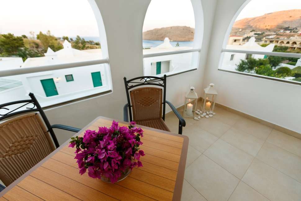 Ein Foto von der Terrasse im Lindos Village Resort & Spa