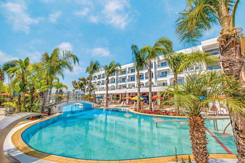Een foto van het zwembad bij Anesis Hotel