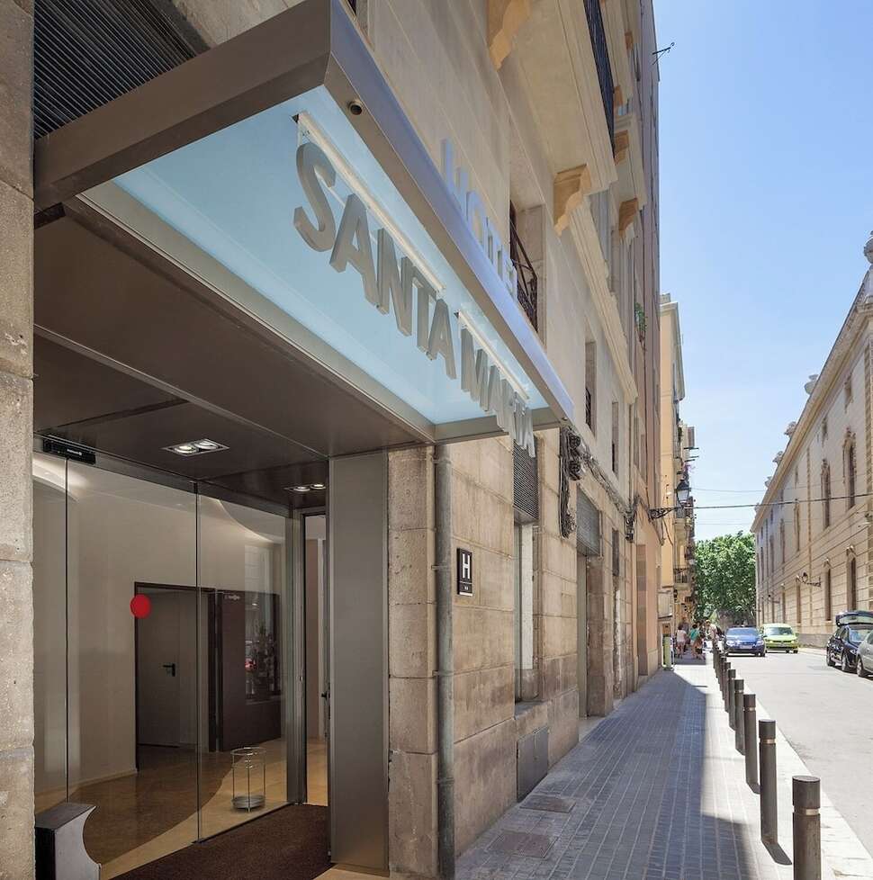 Een foto van de buitenkant van Hotel Santa Marta Barcelona