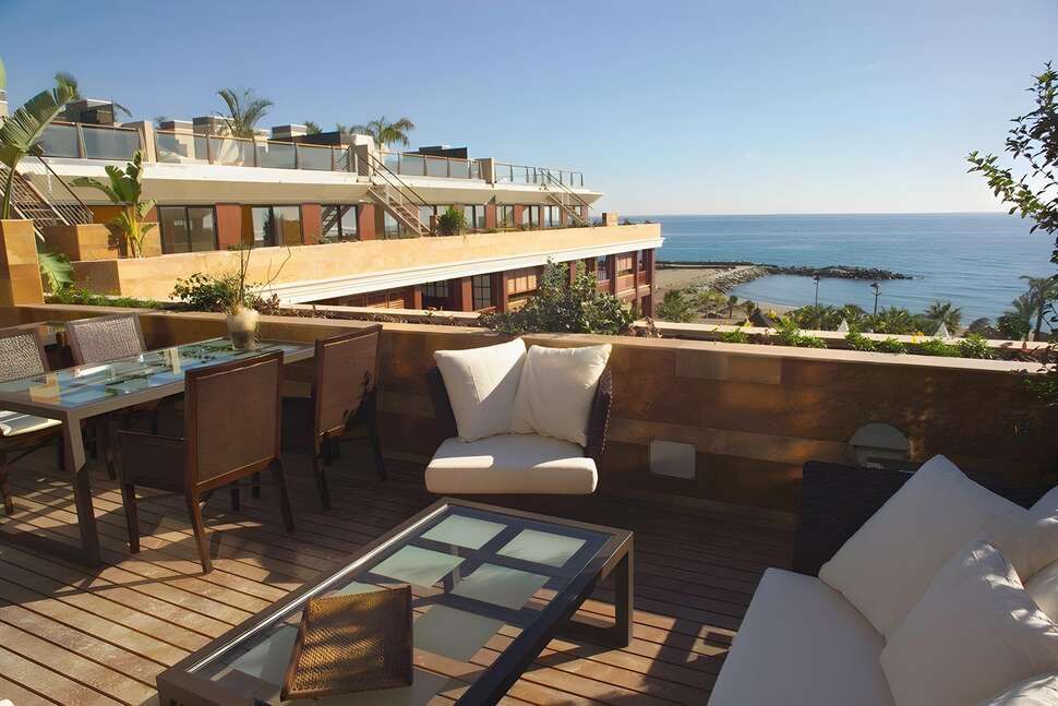 Een foto van het terras bij Gran Hotel Guadalpin Banus