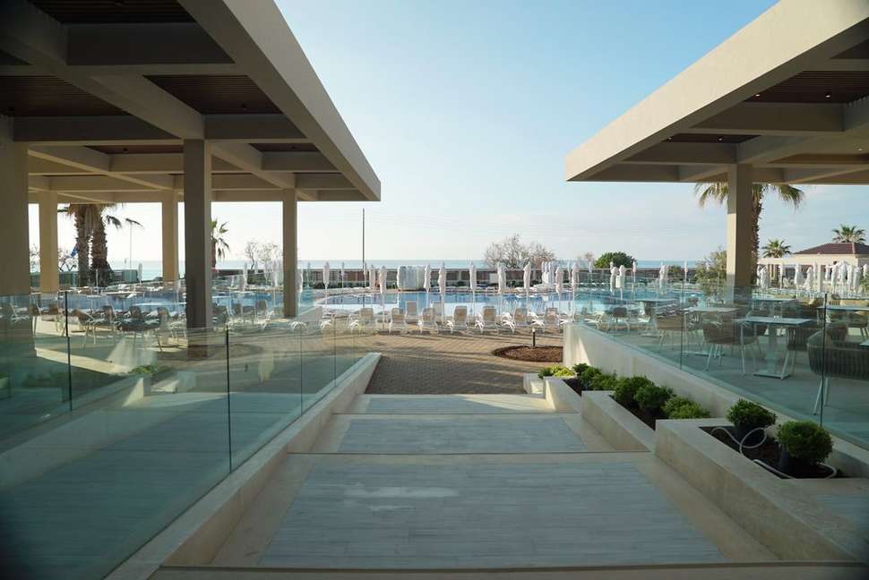 Een foto van het terras bij Almyros Beach Hotel