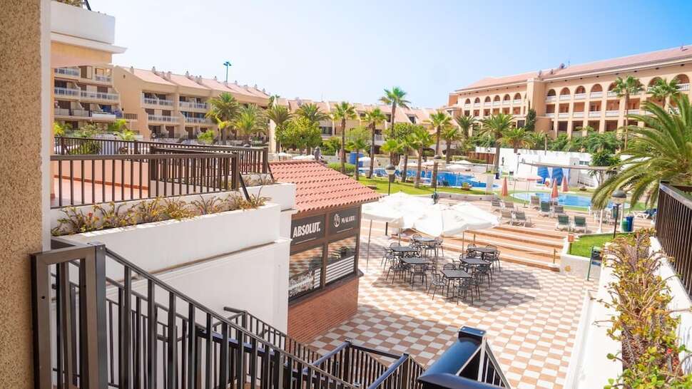 Een foto van de buitenkant van Hotel Coral Compostela Beach