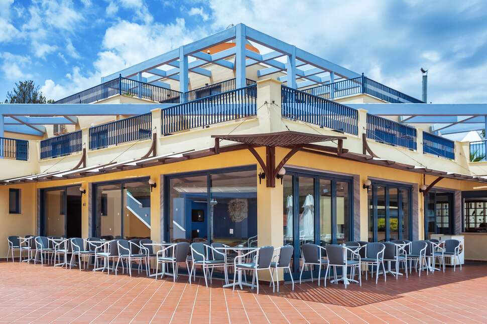 Een foto van het terras bij Hotel Atrium Pefkochori