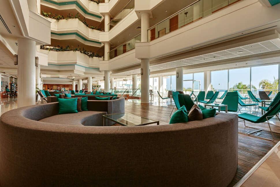 Een foto van het interieur van Leonardo Cypria Bay
