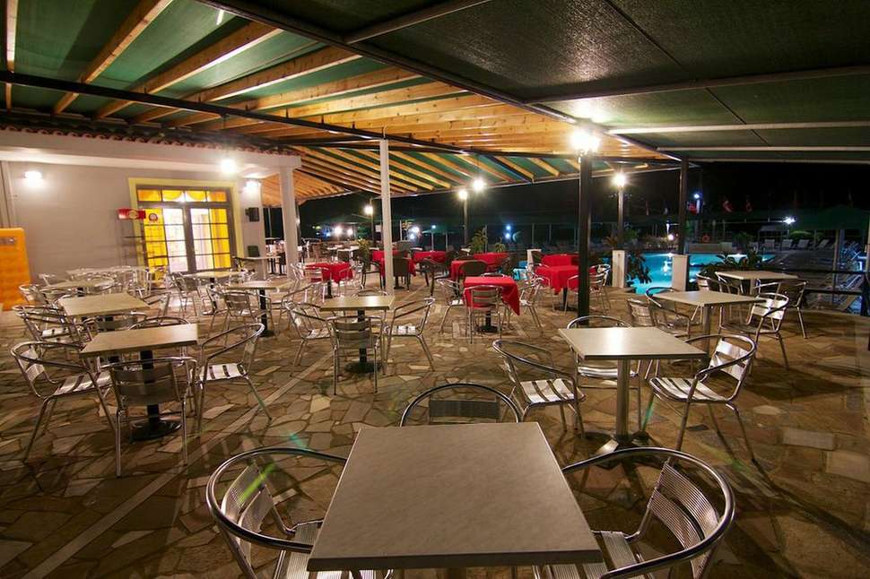 Een foto van het terras bij Panorama Hotel Lesbos