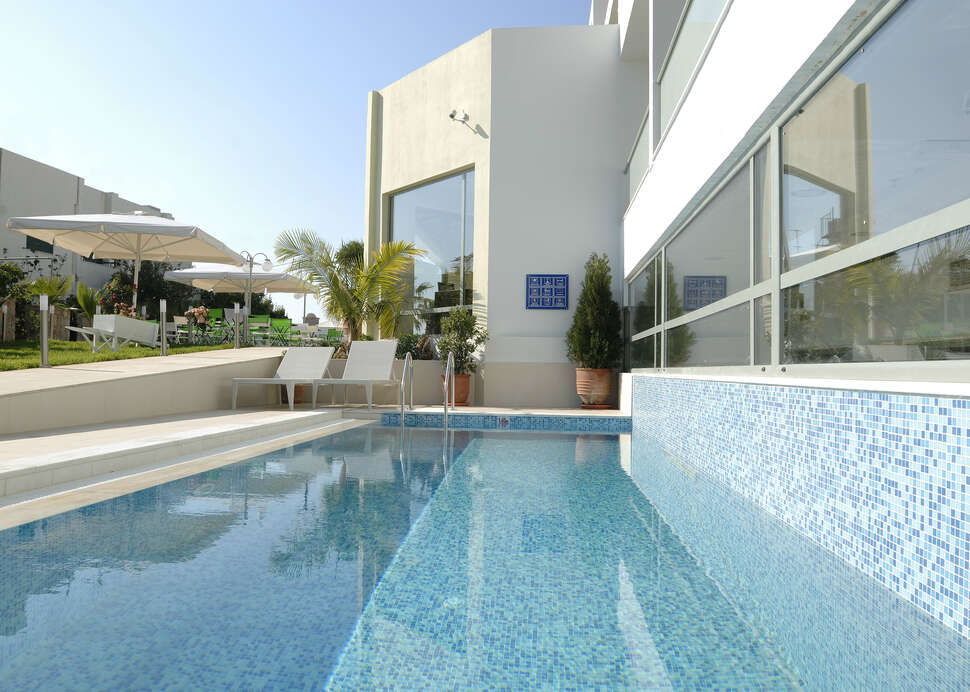 Ein Foto vom Pool im Angela Suites Boutique Hotel