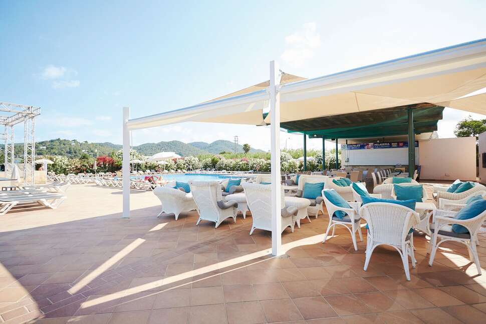 Een foto van het terras bij Invisa Hotel Es Pla