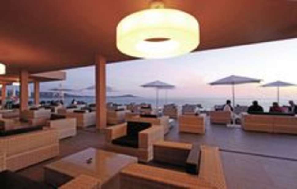 Een foto van het terras bij Radisson Blu Resort & Spa Ajaccio Bay