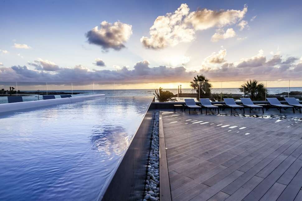 Een foto van het zwembad bij Barcelo Teguise Beach