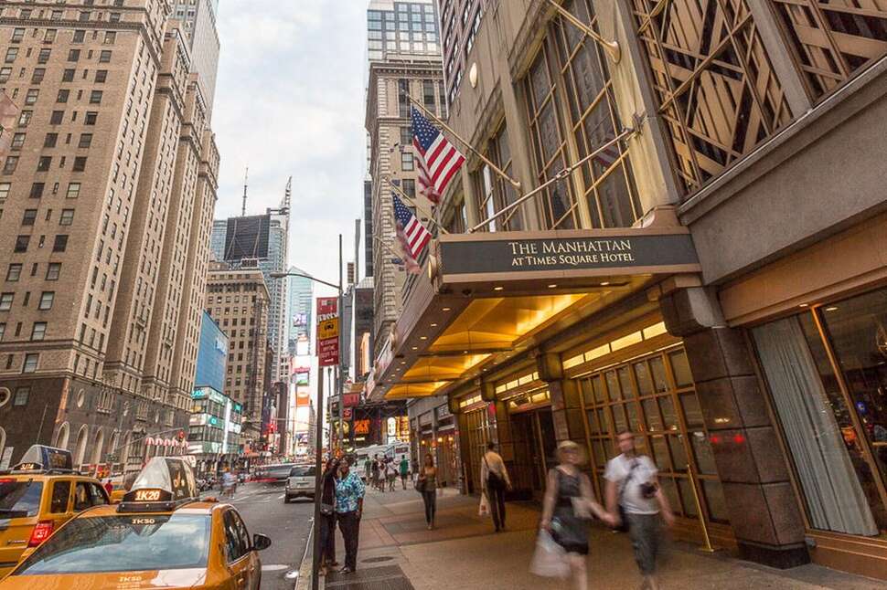 Een foto van de buitenkant van The Manhattan at Times Square Hotel