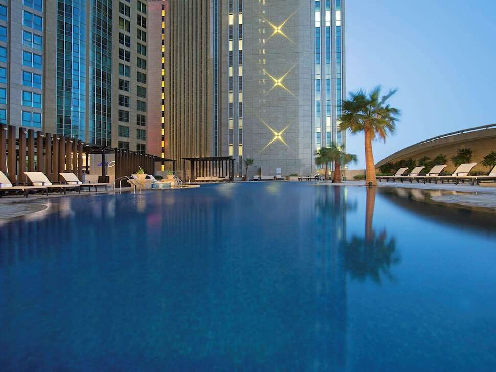 Ein Foto vom Pool im Sofitel Abu Dhabi Corniche